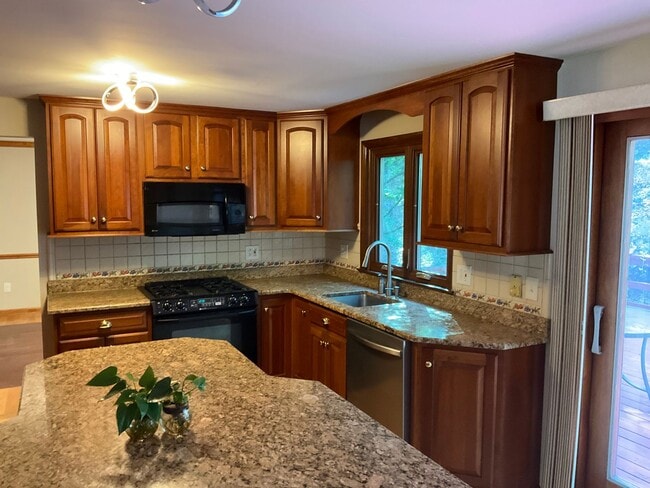 471 Manordale Rd in Pittsburgh, PA - Building Photo - Building Photo