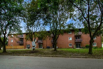 99-99 Cartier Rd in London, ON - Building Photo - Building Photo