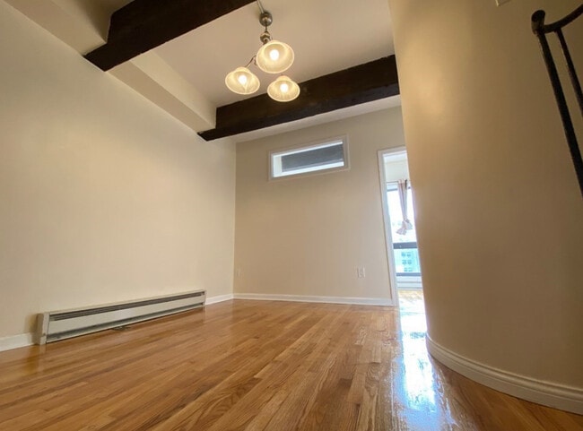 2 Harvard Sq, Unit 4 in Brookline, MA - Building Photo - Building Photo