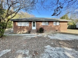 1929 Crestview Dr in Fayetteville, NC - Building Photo