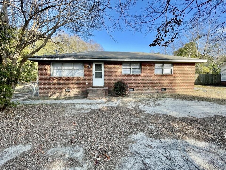 1929 Crestview Dr in Fayetteville, NC - Foto de edificio