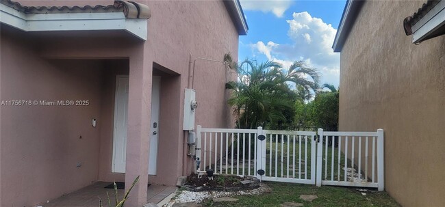 6714 NW 39th Ln in Lauderhill, FL - Building Photo - Building Photo