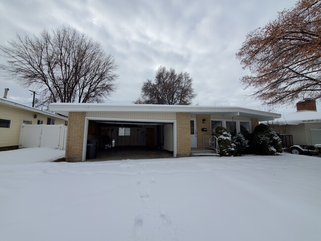 1859 Charlene St in Idaho Falls, ID - Foto de edificio - Building Photo