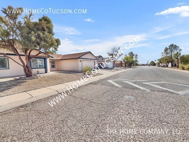 10002 E Stella Rd in Tucson, AZ - Building Photo - Building Photo