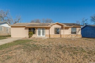 827 Horseshoe Trail in Universal City, TX - Building Photo