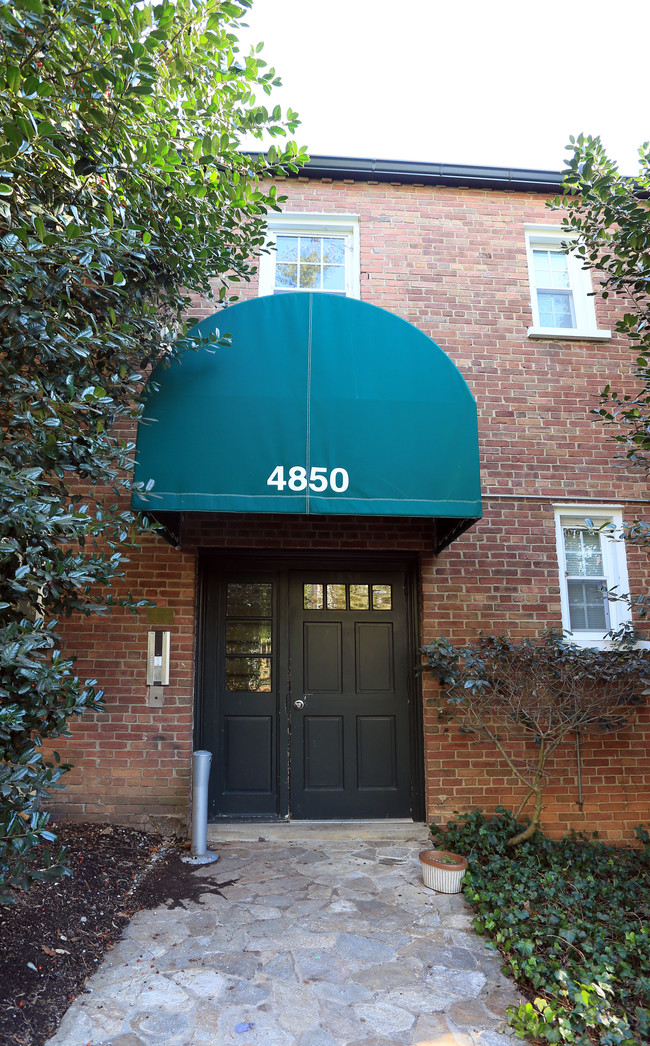 4850 Macarthur Blvd NW in Washington, DC - Foto de edificio - Building Photo