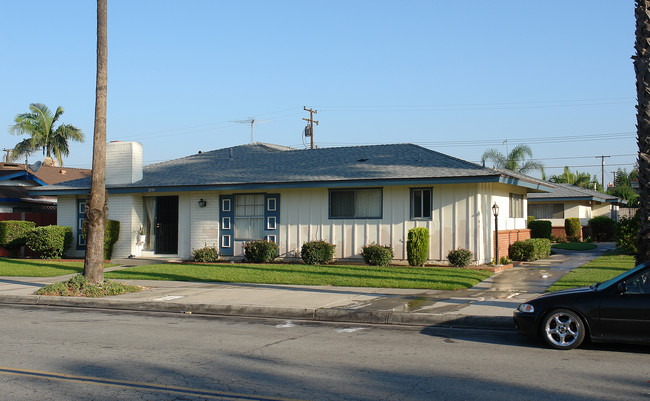 2139 E Almont Ave in Anaheim, CA - Foto de edificio - Building Photo