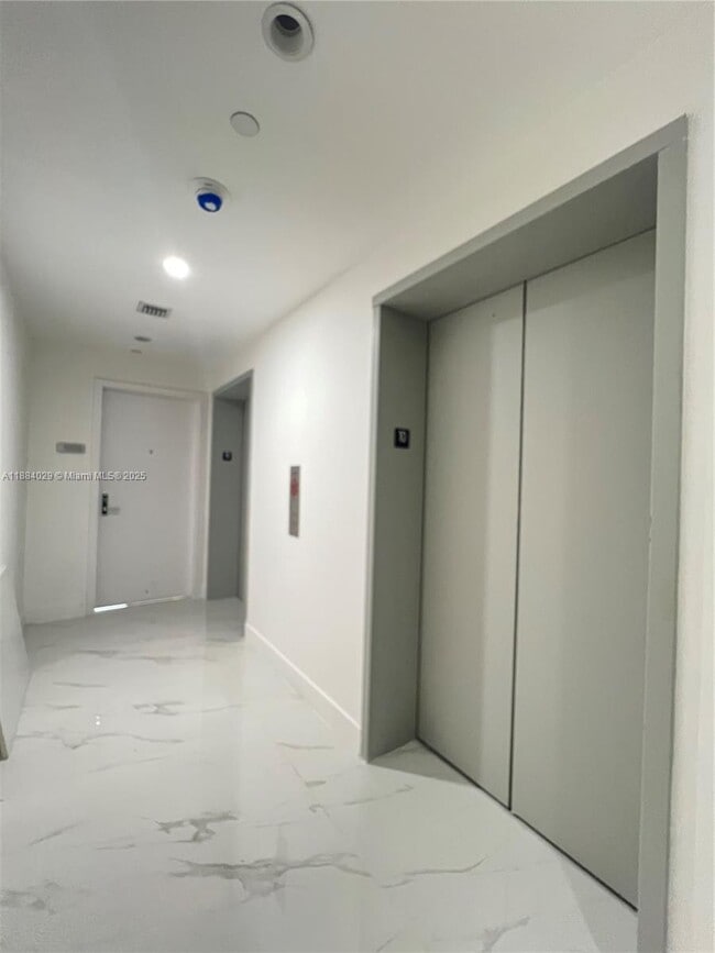 700 NE 24th St in Miami, FL - Building Photo - Building Photo