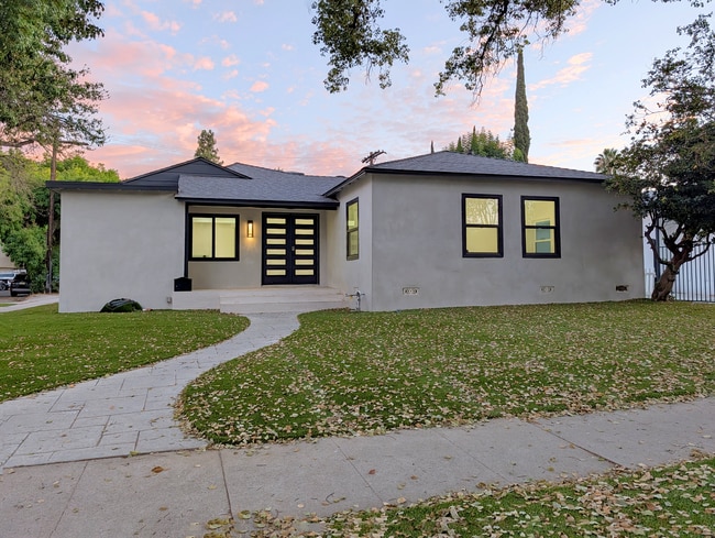 18700 Collins St in Tarzana, CA - Building Photo - Building Photo