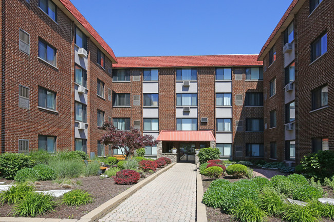 Westbrook Apartments in Hillside, IL - Foto de edificio - Building Photo