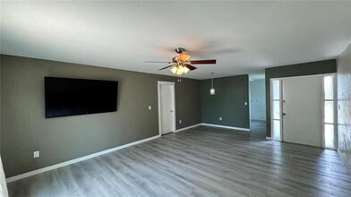 8842 Culebra Ave in North Port, FL - Foto de edificio - Building Photo