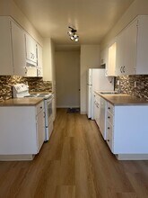 Twin Oaks Apartments in Salem, OR - Building Photo - Building Photo