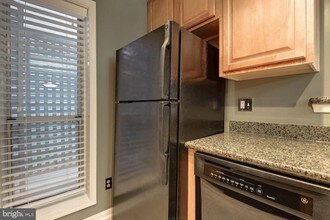 3178 Summit Square Dr-Unit -3-D12 in Oakton, VA - Foto de edificio - Building Photo