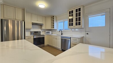 1587 Stayte Rd in White Rock, BC - Building Photo - Building Photo