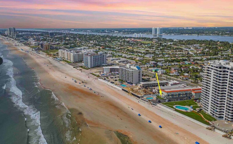 1404 N Atlantic Ave in Daytona Beach, FL - Foto de edificio