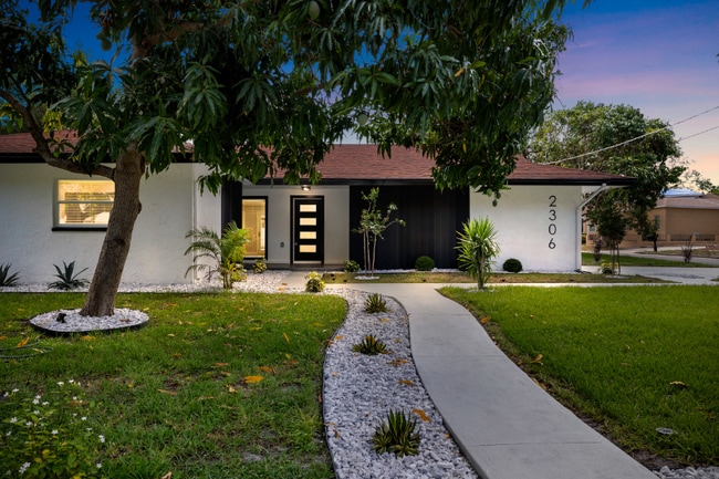 2306 S San Jose Cir