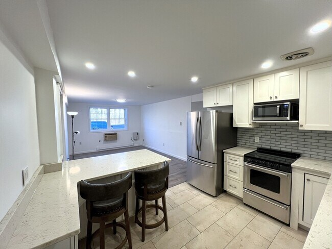 2 Colonial Village Dr, Unit 4 in Arlington, MA - Foto de edificio - Building Photo