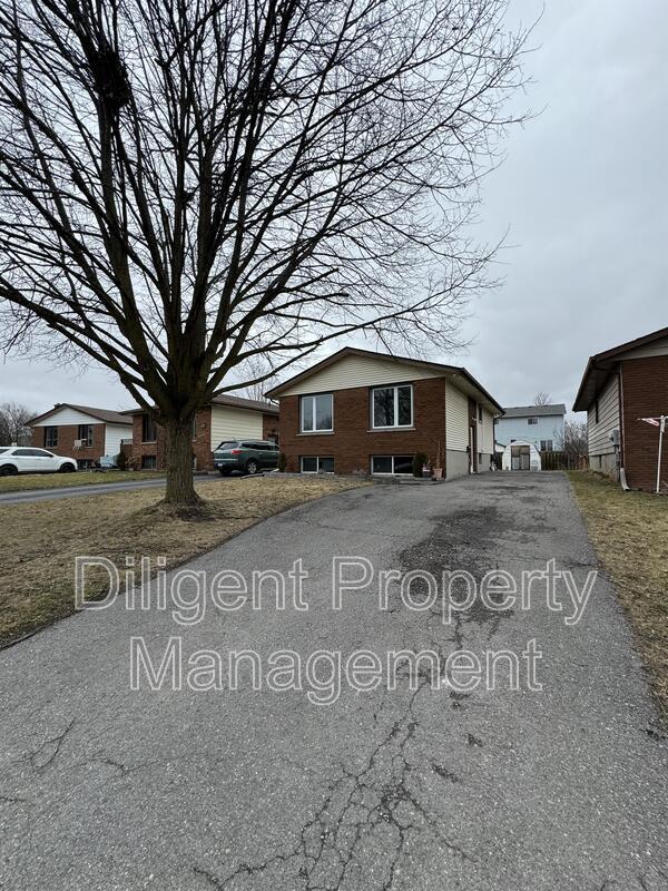 581 Barnes Crescent in Peterborough, ON - Building Photo - Building Photo