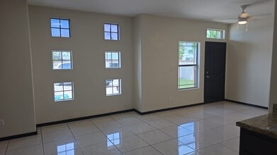 Rebeca Apartments in Brownsville, TX - Foto de edificio - Building Photo