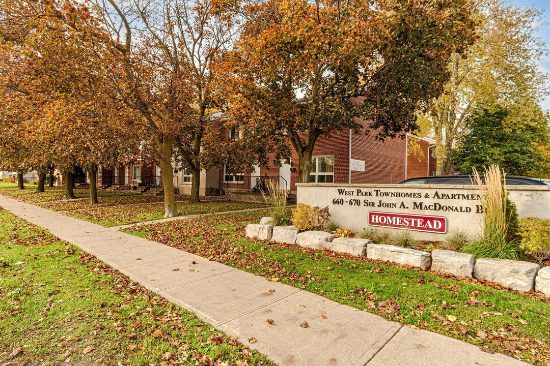 West Park I Townhouses in Kingston, ON - Building Photo