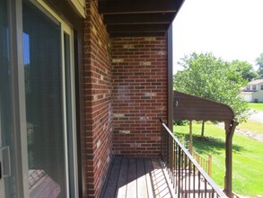 5240 Emil Ave SW in Navarre, OH - Foto de edificio - Building Photo