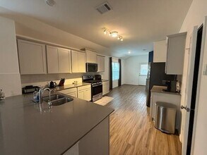 204 Longbridge Dr in Hutto, TX - Building Photo - Building Photo