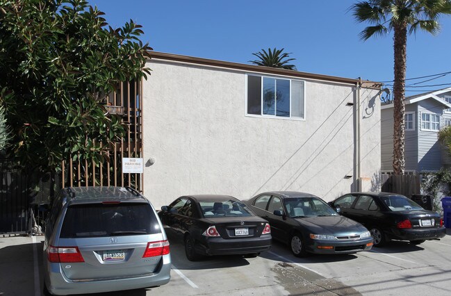 4975 Saratoga Ave in San Diego, CA - Building Photo - Building Photo