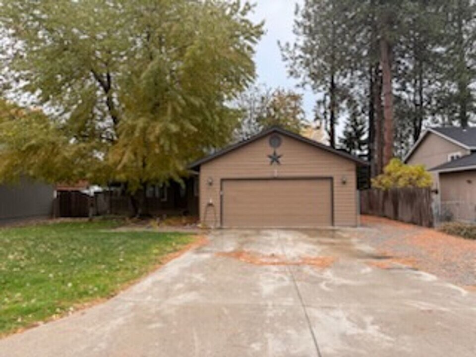 9754 N Ptarmigan Dr in Hayden, ID - Building Photo