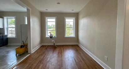 4 Warner Ave in Jersey City, NJ - Building Photo - Building Photo