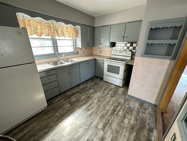 106 George St in Hutchinson, KS - Building Photo - Building Photo