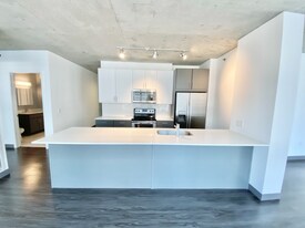 200 N Wells St, Unit 2201 in Chicago, IL - Building Photo