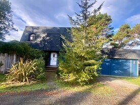 14300 Hanson Cir in Mendocino, CA - Building Photo