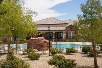 6955 N Durango Dr, Unit 1070 in Las Vegas, NV - Foto de edificio - Building Photo