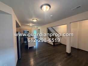 7555 Cloman Way E in Inver Grove Heights, MN - Building Photo - Building Photo