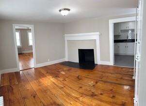 15 Swamscott St, Unit #2 in Newfields, NH - Foto de edificio - Building Photo
