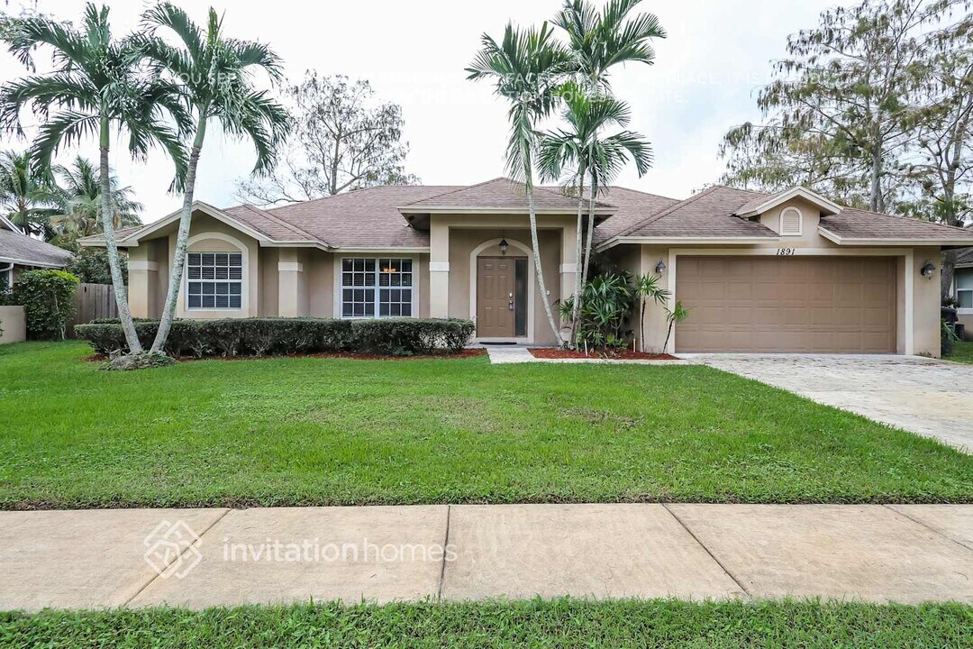 1891 Tulip Ln in Wellington, FL - Building Photo