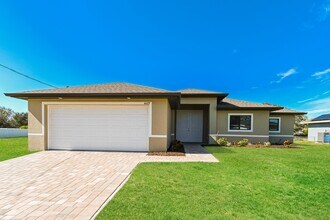 3212 44th St W in Lehigh Acres, FL - Foto de edificio - Building Photo