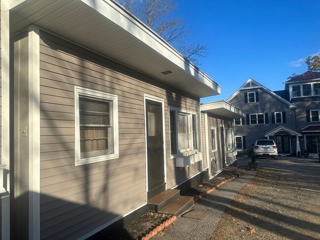 14 Lake Shore Dr, Unit Cottage in Meredith, NH - Building Photo - Building Photo