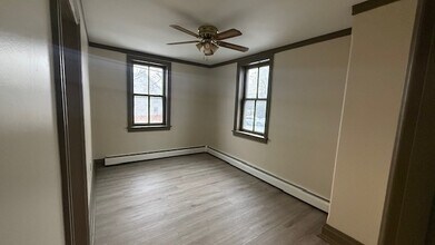 4448 Orefield Rd, Unit Unit B in Orefield, PA - Foto de edificio - Building Photo