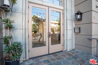 871 Granville Ave in Los Angeles, CA - Building Photo - Building Photo