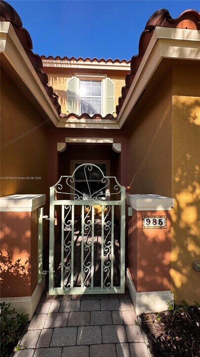 985 SW 143rd Ave in Pembroke Pines, FL - Building Photo