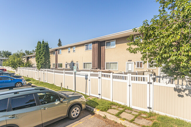 Charleswood Condominiums in Edmonton, AB - Building Photo - Building Photo