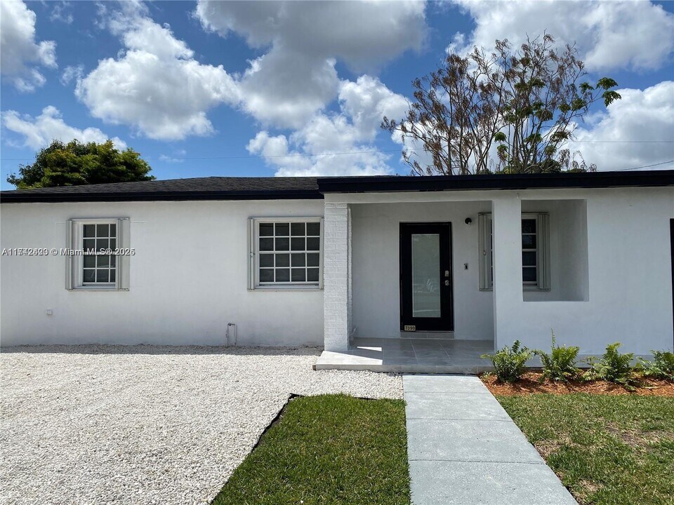 7390 SW 30th Ter in Miami, FL - Building Photo