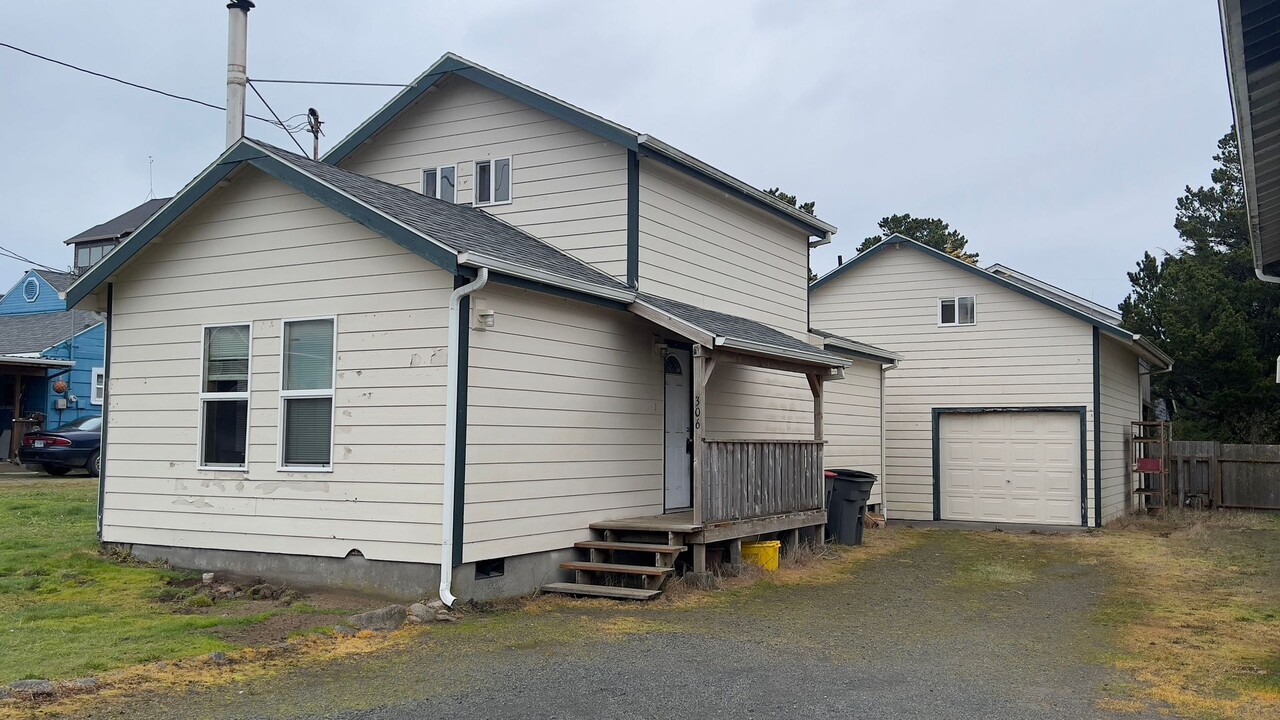 306 17th Ave in Seaside, OR - Building Photo