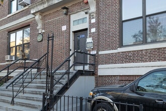220 25th St in Brooklyn, NY - Foto de edificio - Building Photo