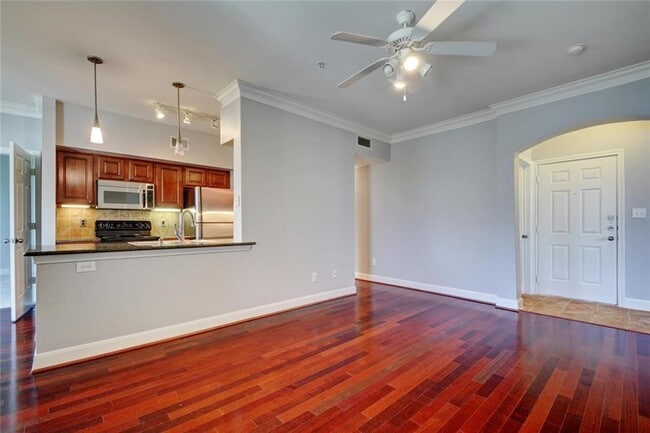 7701 Rialto Blvd in Austin, TX - Foto de edificio - Building Photo