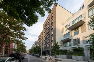 66 Ainslie Street in Brooklyn, NY - Foto de edificio - Building Photo