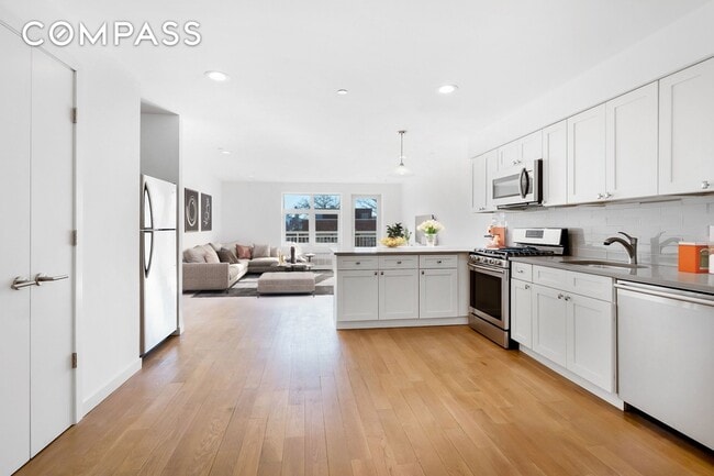 26- 20 14th Pl, Unit 3D in Queens, NY - Building Photo - Building Photo