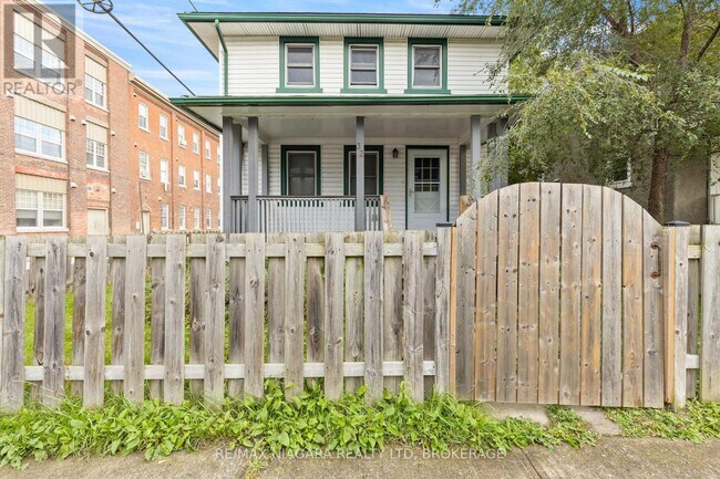 32 Page St in St Catharines, ON - Building Photo - Building Photo