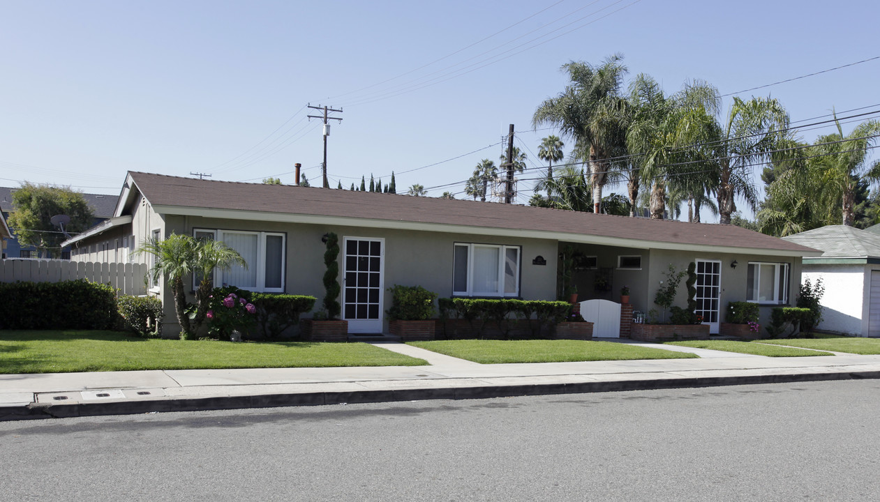 130 W Adele St in Anaheim, CA - Foto de edificio